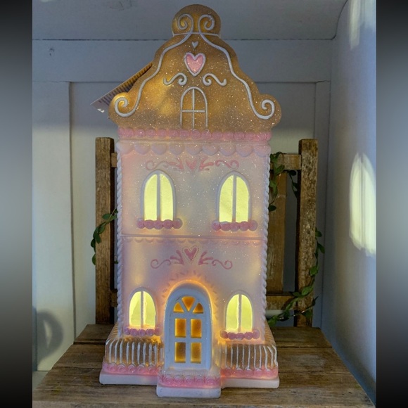 Cashmere & Cupcakes Pink Valentine’s Day Gingerbread House - Picture 4 of 11